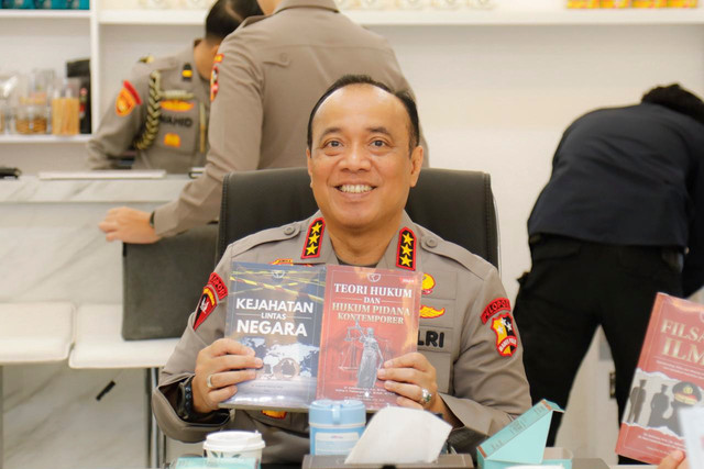 Wakapolri Komjen Dedi Prasetyo saat menunjukkan sejumlah buku hasil karyanya. Foto: Dok. Istimewa