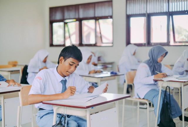 Ilustrasi membahas cara cek KJP Plus Tahap II 2026. Foto: Pexels