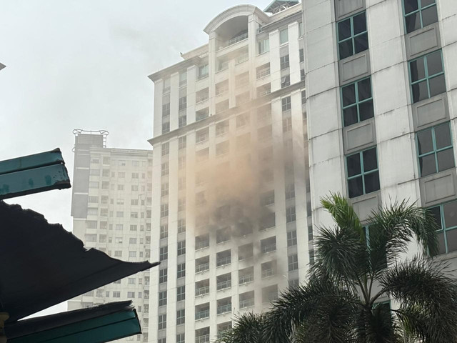 Kebakaran di Apartemen Pavillon, Jl KH Mas Mansyur, Jakarta, Jumat (4/9/2026). Foto: Nauval Pratama/kumparan