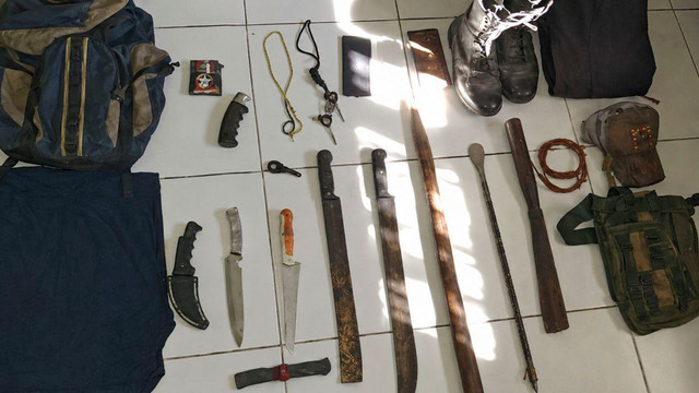 Barang bukti dari penangkapan anggota KKB di Distrik Gome, Papua. Foto: Dok. Satgas