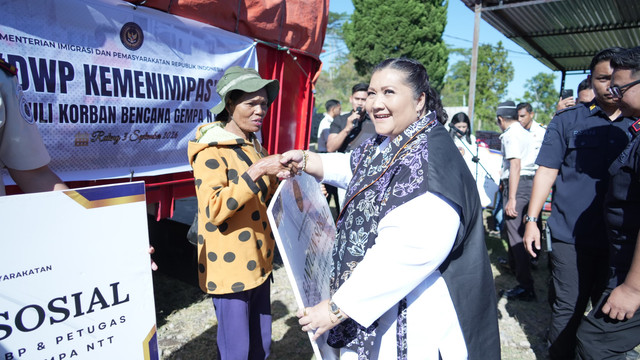 Suasana penyerahan bantuan sosial dan tinjau Rutan Ruteng yang terdampak gempa bumi di Flores, Nusa Tenggara Timur, Kamis (3/9/2026). Foto: Dok. Kementerian Imigrasi