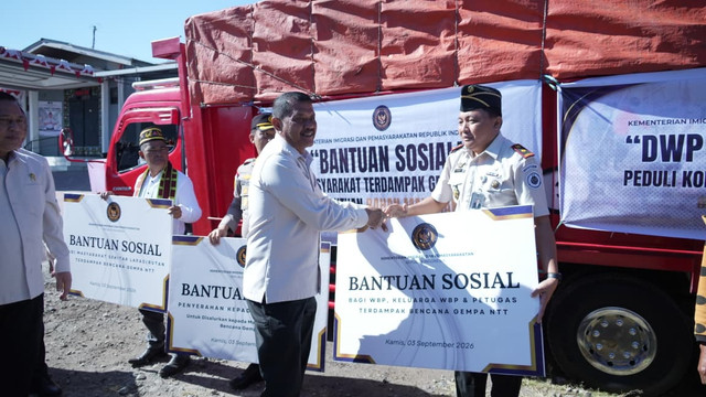 Dirjenpas Mashudi wakili Menteri Imipas Agus Andrianto serahkan bantuan sosial dan tinjau Rutan Ruteng yang terdampak gempa bumi di Flores, Nusa Tenggara Timur, Kamis (3/9/2026). Foto: Dok. Kementerian Imigrasi