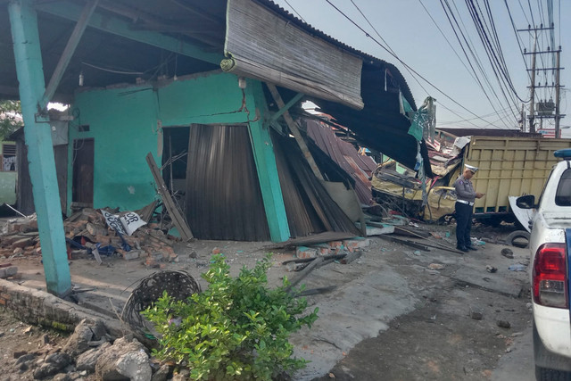 Polisi turun ke tempat kejadian perkara kecelakaan truk dengan mobil pikap lalu menabrak rumah warga di Pancur Batu, Kabupaten Deli Serdang, Sumatera Utara, Jumat (4/9/2026). Foto: Dok. Polrestabes Medan