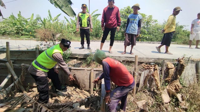 Polsek Jati menunjukkan lokasi temuan bayi di sebuah kebun pisang di tepi jalan yang berada di Desa Pasuruhan Kidul, Kecamatan Jati, Kabupaten Kudus, Jawa Tengah. Foto: Dok. Polres Kudus