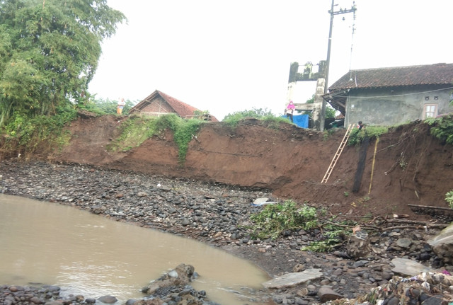 Beberapa rumah warga yang tinggal di pinggiran sungai klawing terancam roboh, foto di ambil sebelum di Buat senderan . Foto dokumen pribadi.