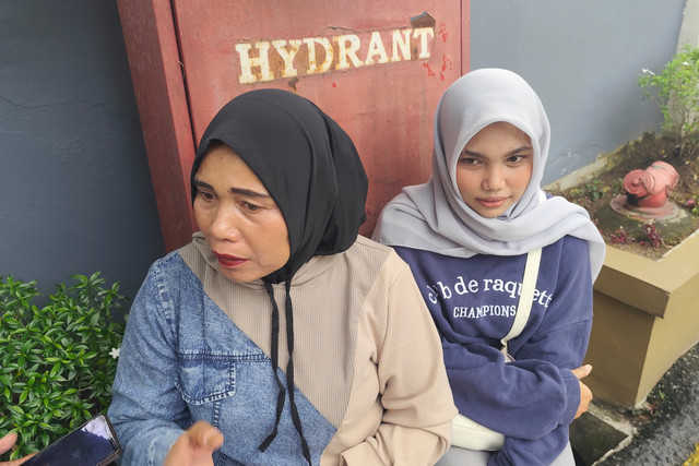 Siti Wardah (53) bersama anaknya Rahma Umairah Lubis (19) melapor penurunan desil ke BPS Sumut untuk beasiswa KIP Kuliah anaknya, Jumat (4/9/2026). Foto: Amar Marpaung/kumparan