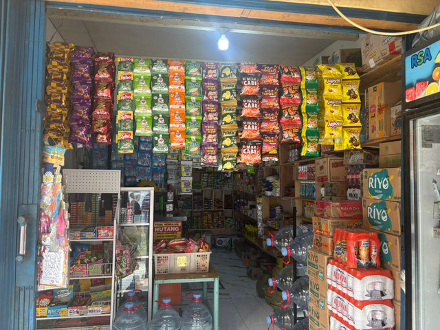 Warung Arka Mart yang menyediakan voucher Wifi eceran di Gang Rambutan, Kec. Kemang, Kabupaten Bogor, Jawa Barat, Jumat (4/9/2026). Foto: Pradya Tirta/kumparan