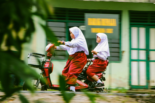 Siswa Sekolah Sebagai Target Penerima Manfaat Program Makan Bergizi Gratis (Photo by Dwi Cahyo on Unsplash)