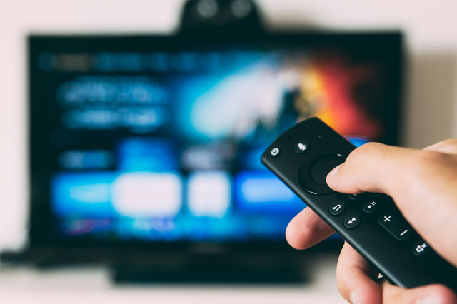 Ilustrasi aplikasi nonton TV Indonesia gratis. Foto: Unsplash.
