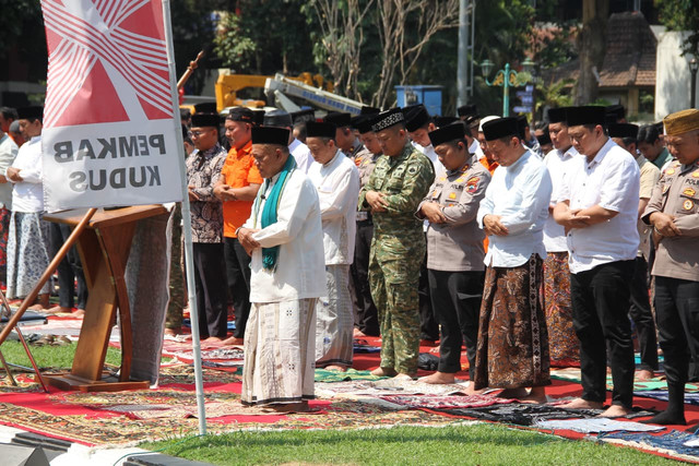 Bupati Kudus (busana muslim biru muda) bersama Forkopimda Kudus dan masyarakat Kudus melaksanakan salat Istisqa di halaman Pendapa Kabupaten Kudus, Jawa Tengah pada Jumat (4/9/2026) siang. Foto: Vega Maarijil Ula/kumparan