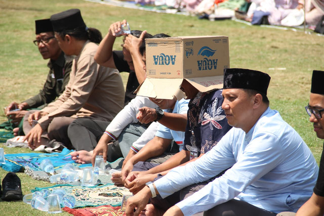 Bupati Kudus (busana muslim biru muda) bersama Forkopimda Kudus dan masyarakat Kudus melaksanakan salat Istisqa di halaman Pendapa Kabupaten Kudus, Jawa Tengah pada Jumat (4/9/2026) siang. Foto: Vega Maarijil Ula/kumparan