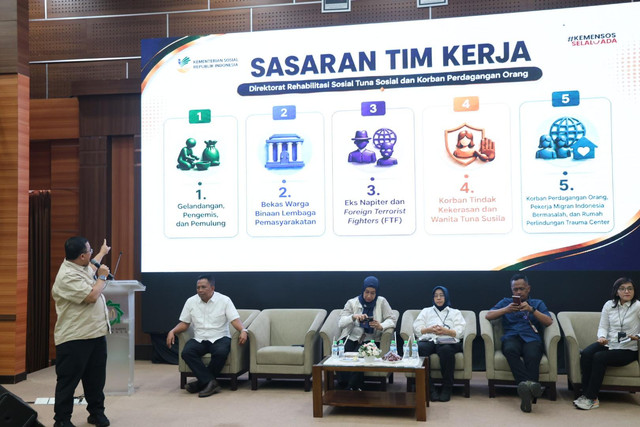 Kemensos bekali 600 mahasiswa UINSA Surabaya tentang standar pelayanan Lembaga Kesejahteraan Sosial (LKS) sebelum diterjunkan ke 81 LKS di Surabaya, Jumat (4/9/2026). Foto: Dok. Kemensos