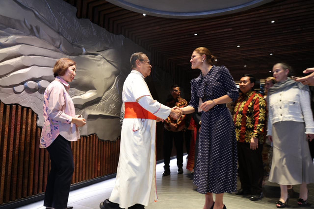 Goodwill Ambassador UNDP Putri Mahkota Victoria dari Swedia bersama Menag Nasaruddin Umar dan Uskup Agung Jakarta Ignatius Suharyo melewati Terowongan Silaturahmi Istiqlal-Katedral, Jakarta, Jumat (4/9/2026). Foto: Dok. UNDP