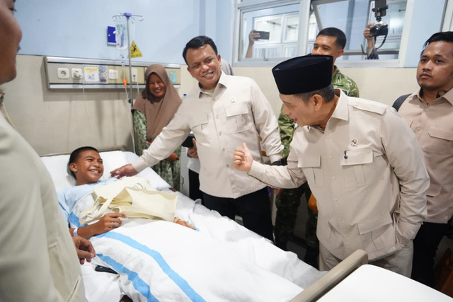 Wakil Menteri Agama Romo Syafi'i menjenguk santri Pondok Pesantren Manbaul Hikam yang diduga keracunan MBG di RSUD Notopuro, Sidoarjo, Jawa Timur, Jumat (4/9). Foto: Dok. Humas Kemenag