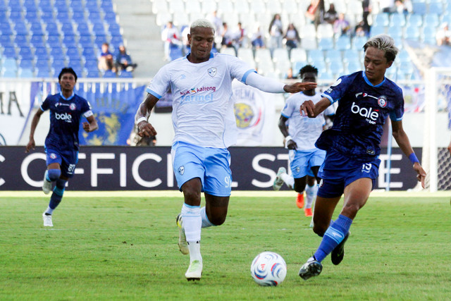 Pesepakbola Arema FC Achmad Maulana berusaha merebut bola dari pesepakbola Isenmulang Kalteng FC Vinicius Ferreira De Jesus dalam pertandingan BRI Super League di Stadion Kanjuruhan, Kabupaten Malang, Jawa Timur, Jumat (4/9/2026). Foto: Ari Bowo Sucipto/ANTARA FOTO