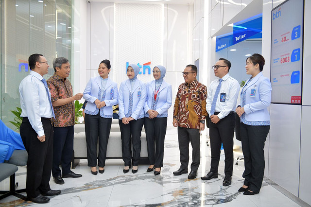 Direktur Utama BTN Nixon L.P. Napitupulu bersama Direktur Human Capital and Compliance BTN Eko Waluyo menyapa dan berdialog langsung dengan nasabah di Kantor Cabang BTN Jakarta Kuningan, Jumat (4/9/2026). Foto: BTN