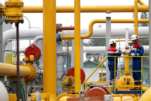Ilustrasi petugas Pertagas dalam memeriksa pipa gas bumi. Foto: Dok. Pertamina