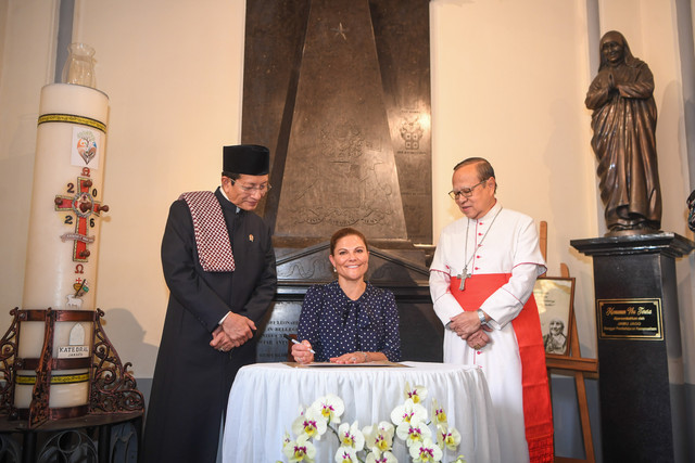 Menag sekaligus Imam Besar Masjid Istiqlal Nasaruddin Umar (kiri) dan Uskup Agung Jakarta Ignatius Suharyo (kanan) mendampingi Putri Mahkota Swedia Victoria mengisi buku tamu di Katedral, Jakarta, Jumat (4/9/2026). Foto: M Risyal Hidayat/ANTARA FOTO