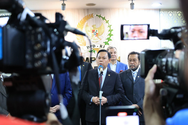Ketua Dewan Perwakilan Daerah (DPD) RI Sultan Bachtiar Najamudin memberikan keterangan di Gedung DPD, Jakarta, Jumat (4/9/2026). Foto: Dok. DPD RI