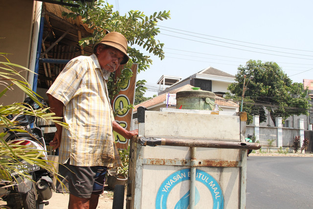 Agus Rudi (66) saat berkeliling berjualan es sirup di Kabupaten Kudus, Jawa Tengah pada Jumat (4/9/2026) siang.  Foto: Vega Maarijil Ula/kumparan
