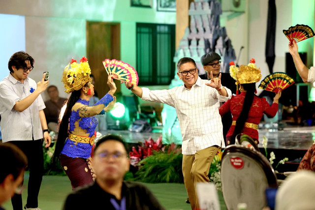 Sekjen PDIP Hasto ajak delegasi Asia ke kampung halamannya, resapi gamelan sebagai harmoni demokrasi. Foto: Dok. Istimewa