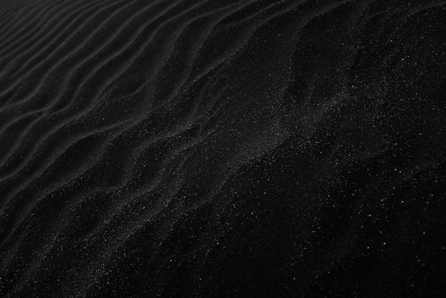 Ilustrasi Apakah pasir hitam berasal dari gunung berapi. Foto: Unsplash.com/Adrien Olichon