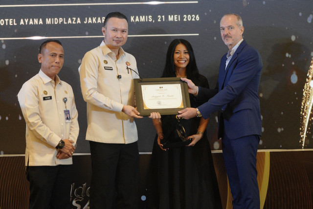 Penyerahan penghargaan kepada perwakilan Direktorat Jenderal Imigrasi dalam acara di Hotel Ayana Midplaza Jakarta, Kamis (21/5/2026). (Sumber: Kementerian Imigrasi dan Pemasyarakatan)