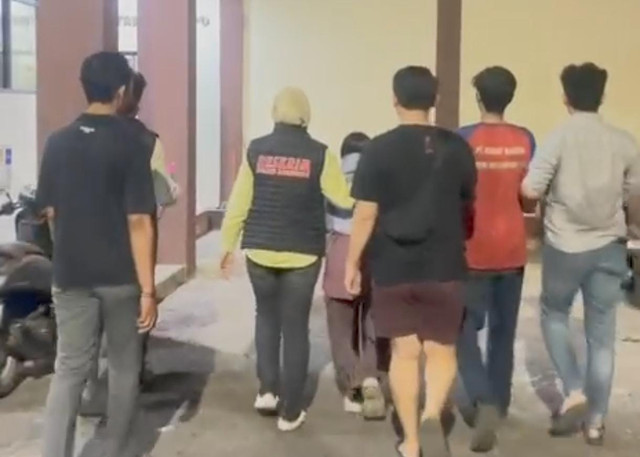 Polisi menangkap sejoli yang buang bayi di Karawang, Jawa Barat. Foto: Dok. Istimewa