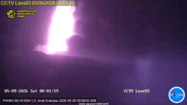 Gunung Anak Krakatau erupsi pada Sabtu (5/9/2026). Foto: x/@badangeologi_