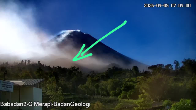 Garis putih terlihat membentang di lereng Gunung Merapi pada Sabtu (5/9/2026) pagi. Foto: Dok. BPPTKG