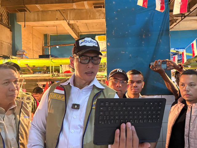 Direktur Utama Bulog Ahmad Rizal Ramdhani sidak di Pasar Jatinegara, Jakarta Timur, Sabtu (5/9/2026). Foto: Widya/kumparan