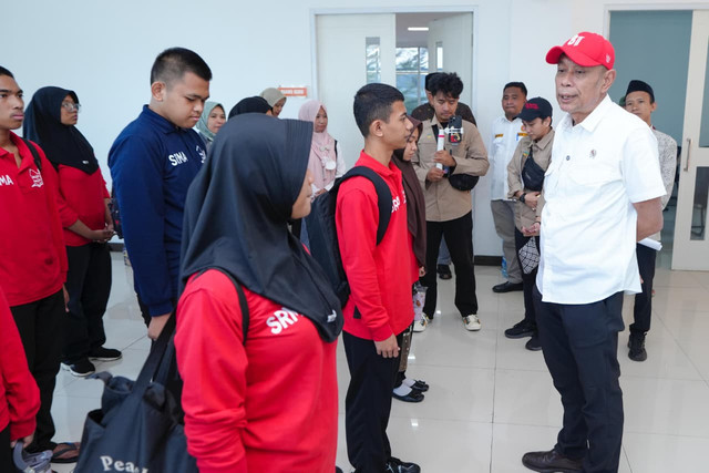 Wamensos Agus Jabo Priyono beri motivasi kepada para siswa Sekolah Rakyat Terintegrasi (SRT) 7 dan 8 Kabupaten Tangerang, Banten, untuk semangat belajar dan raih masa depan, Jumat (4/9/2026). Foto: Dok. Kemensos