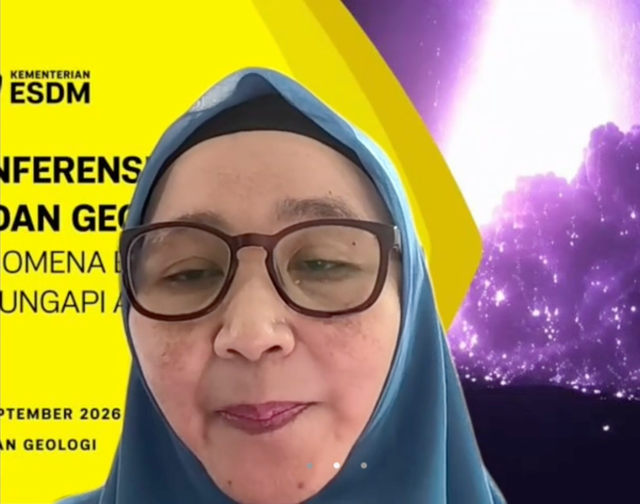 Kepala Vulkanologi dan Mitigasi Bencana Geologi (PVMBG), Siti Sumilah Rita Susilawati saat memberikan keterangan terkait erupsi Gunung Anak Krakatau pada Konferensi Pers, Sabtu (5/9/2026). Foto: Abisatya/kumparan