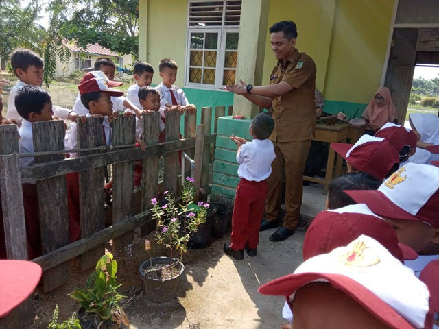 Dokumen Pribadi : ASN Puskesmas Rimba Melintang Saat Kegiatan Demonstrasi Praktek Cuci Tangan Menggunakan Sabun dan Air Mengalir di Salah Satu Sekolah Dasar WIlayah Kerja Puskesmas Rimba Melintang