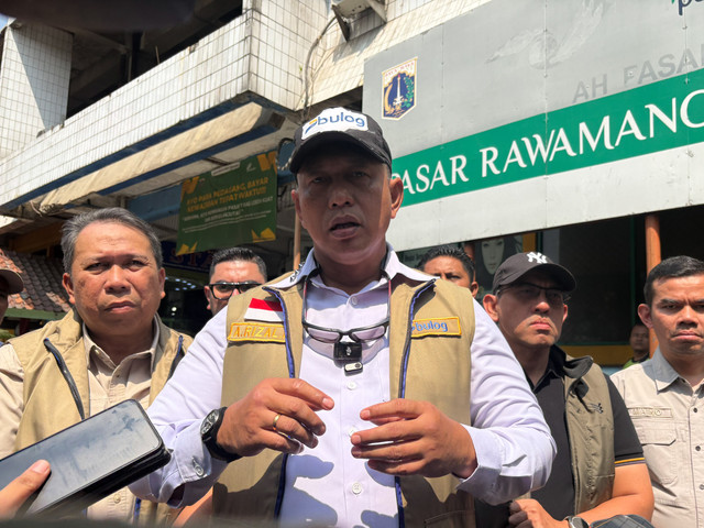 Direktur Utama Perum Bulog Ahmad Rizal Ramdhani di Pasar Rawamangun, Jakarta Timur, Sabtu (5/9/2026). Foto: Widya/kumparan