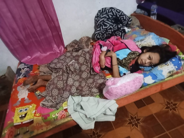 Siti Lestari (15) dan Erik Setiawan (16), warga Desa Cibuluh, ditandu sejauh 10 km dengan kain sarung dan bambu menuju fasilitas kesehatan di Cidaun, Cianjur, Jawa Barat, Sabtu (5/9/2026). Foto: Dok. Istimewa