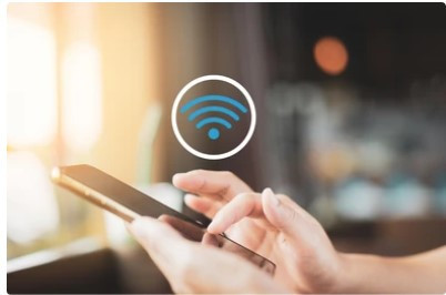 Ilustrasi penggunaan internet melalui ponsel di tengah kehidupan digital yang semakin terhubung, sekaligus menyoroti pentingnya hak konsumen. Foto: Idisign | shutterstock