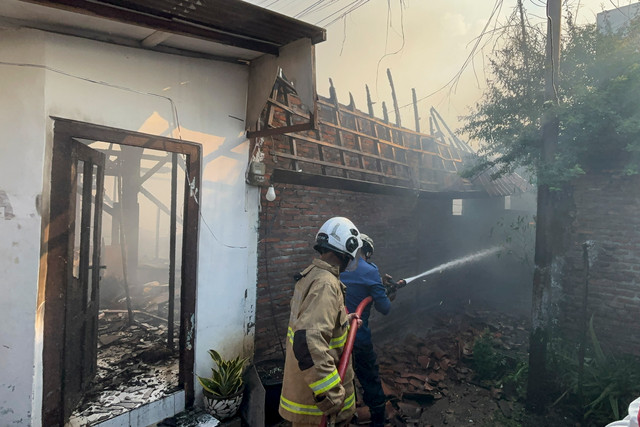 Kebakaran melanda Asrama Polisi (Aspol) di Semarang Utara, Kota Semarang, Jawa Tengah, Sabtu (5/9/2026). Foto: Intan Alliva/kumparan