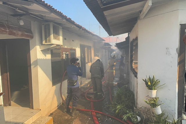 Kebakaran melanda Asrama Polisi (Aspol) di Semarang Utara, Kota Semarang, Jawa Tengah, Sabtu (5/9/2026). Foto: Intan Alliva/kumparan