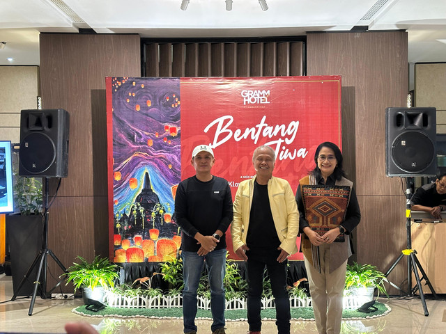 Seniman asal Yogyakarta, Klowor Waldiyono menampilkan karya dalam pameran tunggal Bentang Jiwa di GRAMM HOTEL by Ambarrukmo Yogyakarta. Foto: Dok. Istimewa