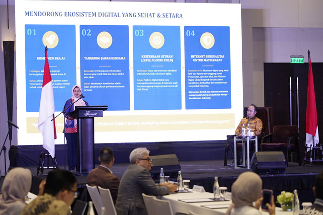 Ketua Umum Asosiasi Penyelenggara Telekomunikasi Seluruh Indonesia (ATSI) Dian Siswarini (kiri) saat menjadi pembicara dalam Focus Group Discussion (FGD) bertajuk “Persaingan Usaha Platform Digital: Membangun Ekosistem Digital yang Sehat, Kompetitif, dan Berorientasi pada Perlindungan Konsumen,” Senin (31/8). Foto: Dok. Telkom