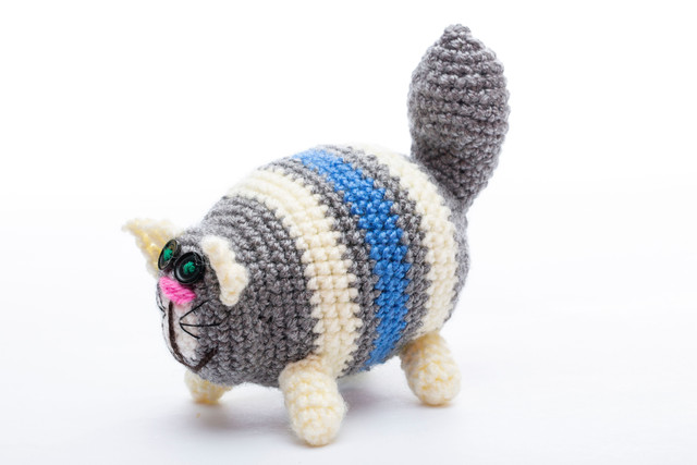 Sumber ilustrasi boneka kucing: pexels-valentin-ivantsov-2154772556-