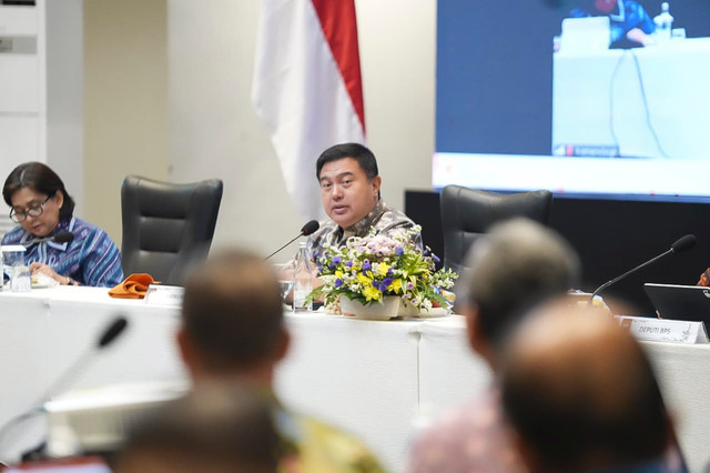 Sekjen Kemendagri Tomsi Tohir minta Tim Pemantauan Percepatan Pertumbuhan Ekonomi di Daerah mampu identifikasi akar persoalan dan tentukan intervensi yang tepat demi capai target pertumbuhan ekonomi 8% dalam rapat di Jakarta, Jumat (4/9/2026). Foto: Dok. Kemendagri