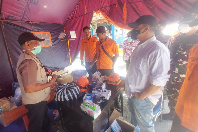 Gubernur Jawa Tengah Ahmad Luthfi mendatangi lokasi Kebakaran Tempat Pembuangan Akhir (TPA) Putri Cempo di Kelurahan Mojosongo, Kecamatan Jebres, Solo, hingga Sabtu (5/9/2026) belum berhasil dipadamkan. Foto: Dok. Istimewa