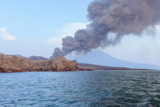 Kolom abu membubung saat Gunung Anak Krakatau mengalami erupsi pada Minggu (16/8/2026). Foto: Anggi/kumparan