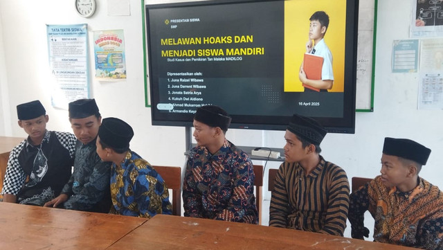 Aktivitas pembelajaran berbasis digital dan literasi kritis di ruang kelas. Dokumen Pribadi.