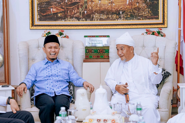 Wali Kota Pekanbaru Agung Nugroho bersilaturahmi ke Ponpes Babussalam, minta doa ulama dan santri agar karhutla segera teratasi, serta serahkan bantuan pembangunan Rp200 juta, Jumat (4/9/2026). Foto: Dok. Diskominfo Pekanbaru