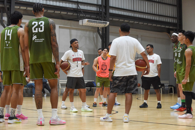 Pelatih timnas bola basket Indonesia David Singleton (ketiga kiri) memberikan arahan kepada timnas putra bola basket saat menjalani latihan pada Pelatnas Basket 5x5 Putra di Basketball Court Roar Performance Center, Kemang, Jakarta, Sabtu (5/9/2026). Foto: Indrianto Eko Suwarso/ANTARA FOTO