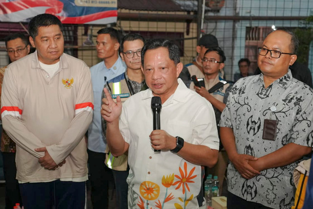 Mendagri Tito Karnavian bersama Menteri PKP Maruarar Sirait tinjau program bedah rumah dan ajak Pemda dukung percepatan perbaikan hunian di Kelurahan Bukit Duri, Jakarta Selatan, Sabtu (5/9/2026). Foto: Dok. Kemendagri