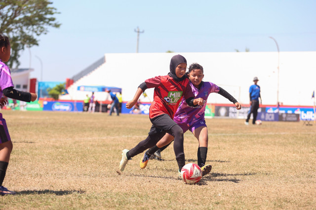 Sebanyak 56 gol dan terus memburu kemenangan. Ammaora Kalani Putri dari MI Pagersari-Patean menjadi pencetak gol terbanyak sementara di Festival SenengSoccer berkat penampilan konsisten sepanjang turnamen. Foto: Dok. Djarum Foundation